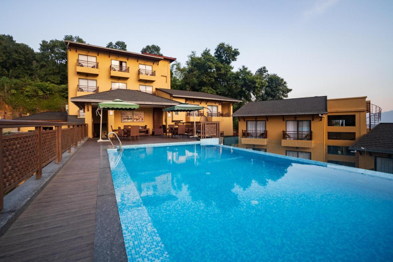 Bar Peepal Resort Покхара Екстер'єр фото The swimming pool at the resort