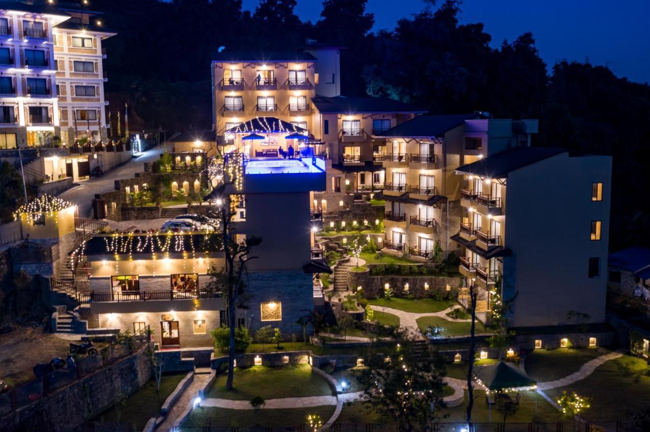 Bar Peepal Resort Покхара Екстер'єр фото The resort at night
