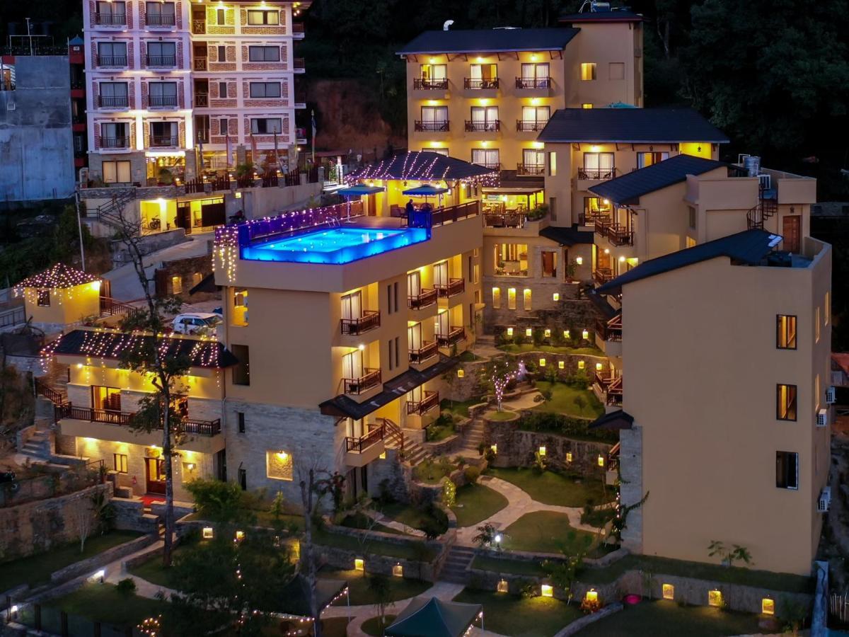 Bar Peepal Resort Покхара Екстер'єр фото The hotel at night