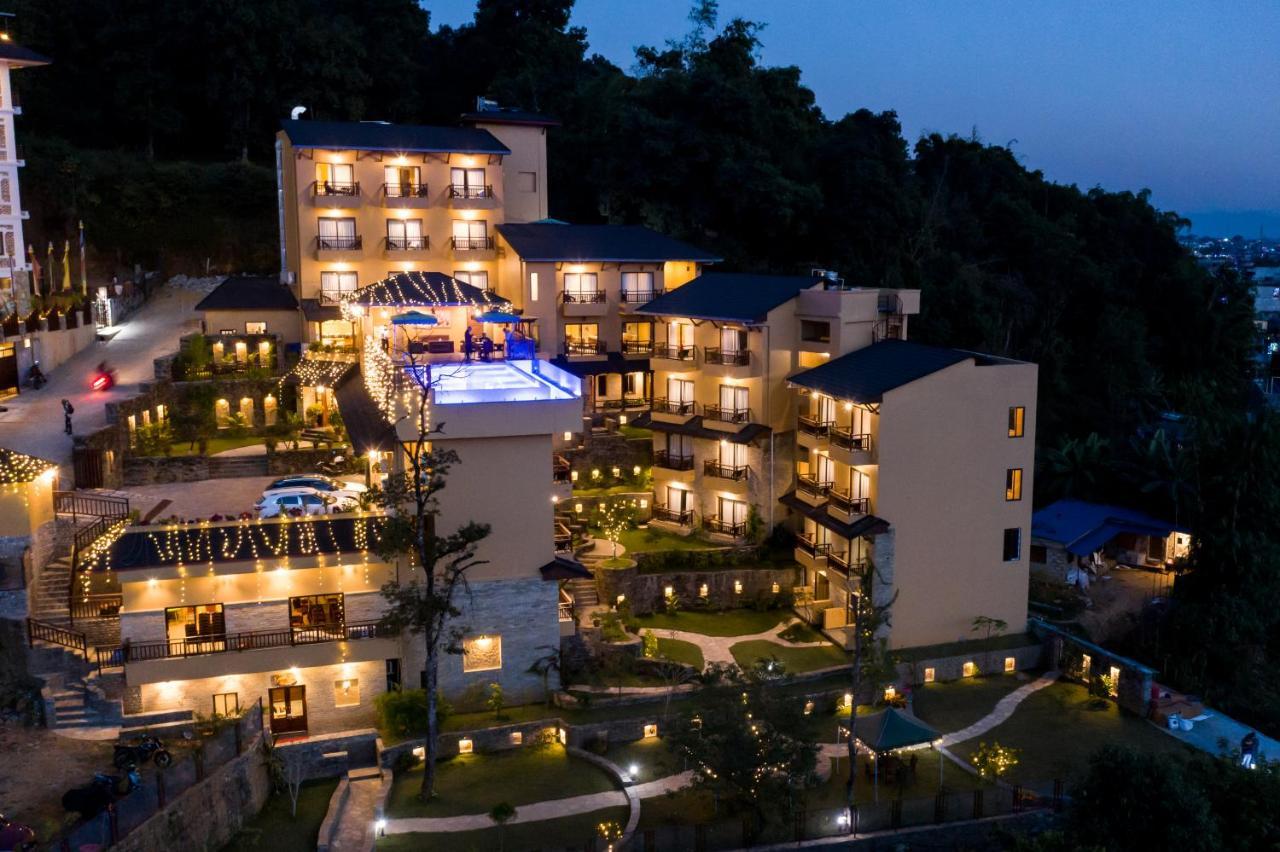 Bar Peepal Resort Покхара Екстер'єр фото The resort at night