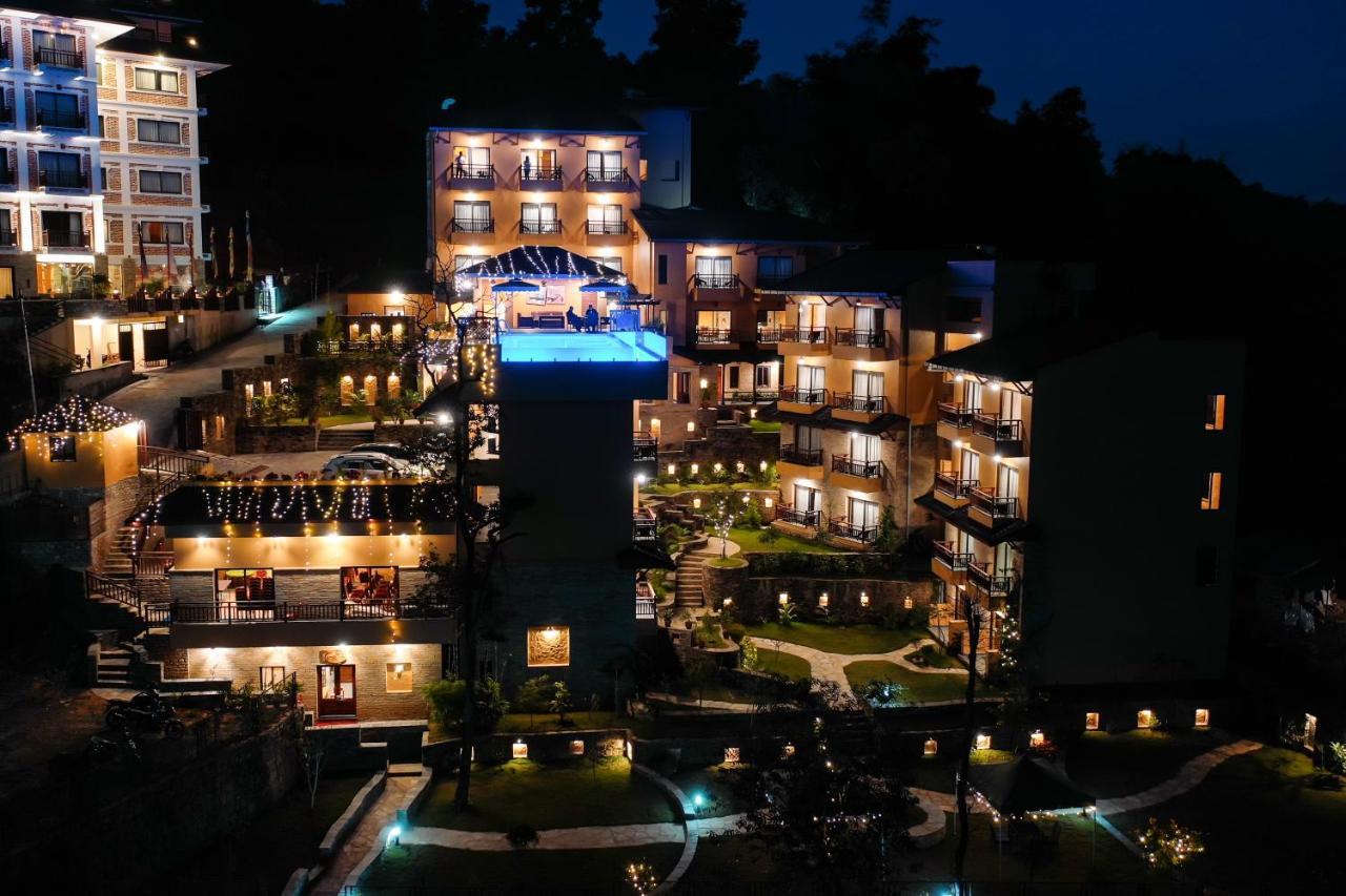 Bar Peepal Resort Покхара Екстер'єр фото The resort at night