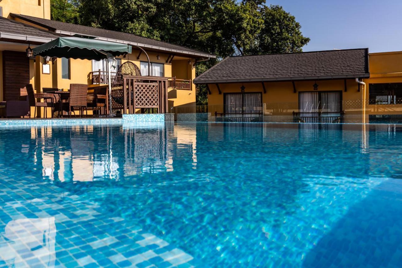 Bar Peepal Resort Покхара Екстер'єр фото The swimming pool at the hotel