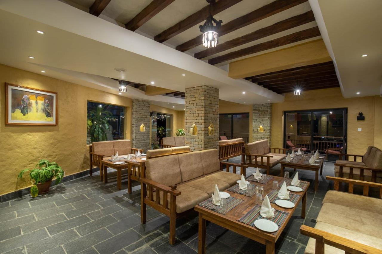 Bar Peepal Resort Покхара Екстер'єр фото The restaurant at the resort