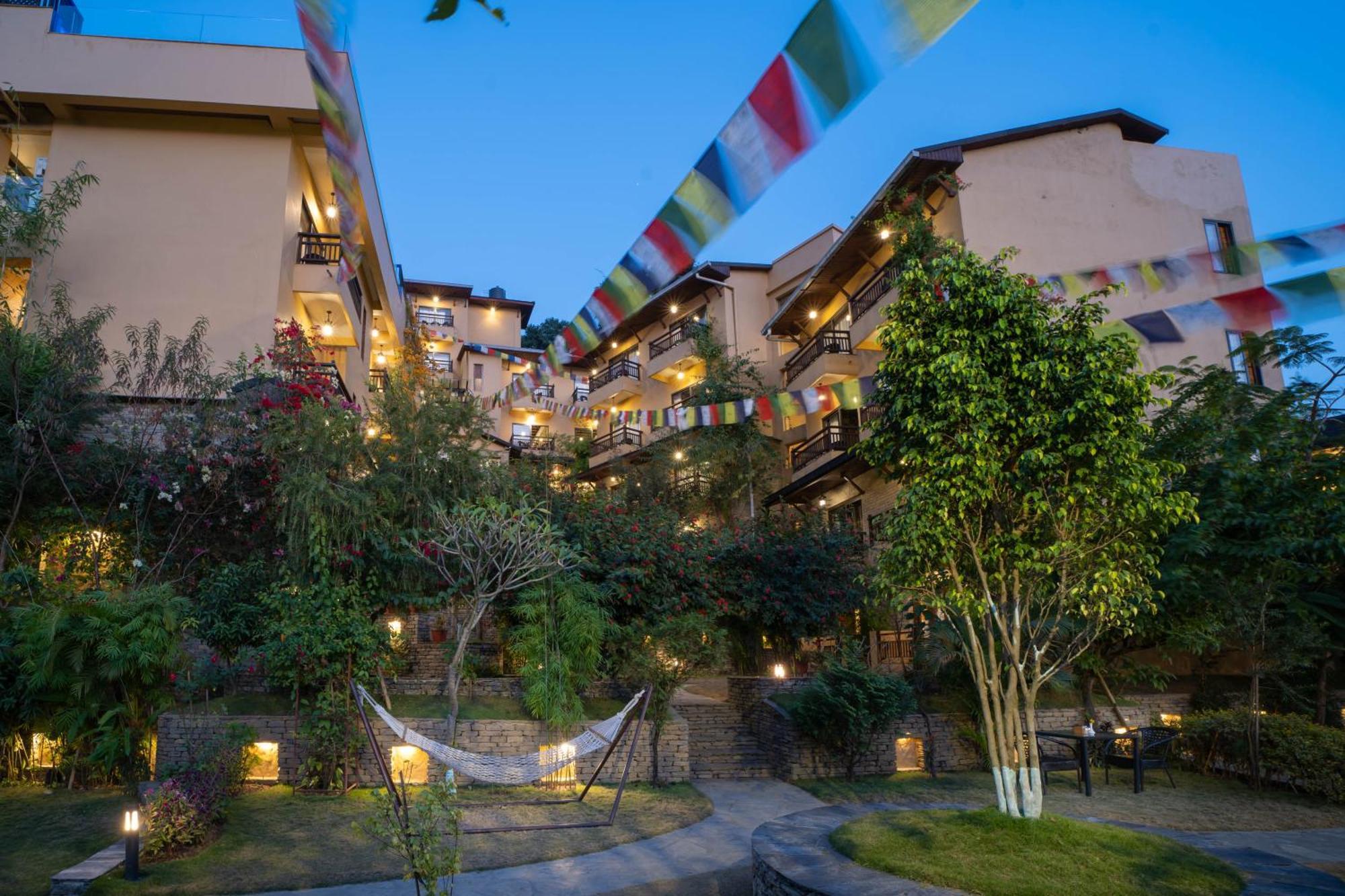 Bar Peepal Resort Покхара Екстер'єр фото The hotel at night