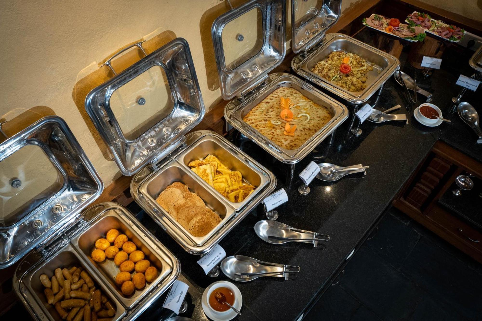 Bar Peepal Resort Покхара Екстер'єр фото A selection of chafing dishes