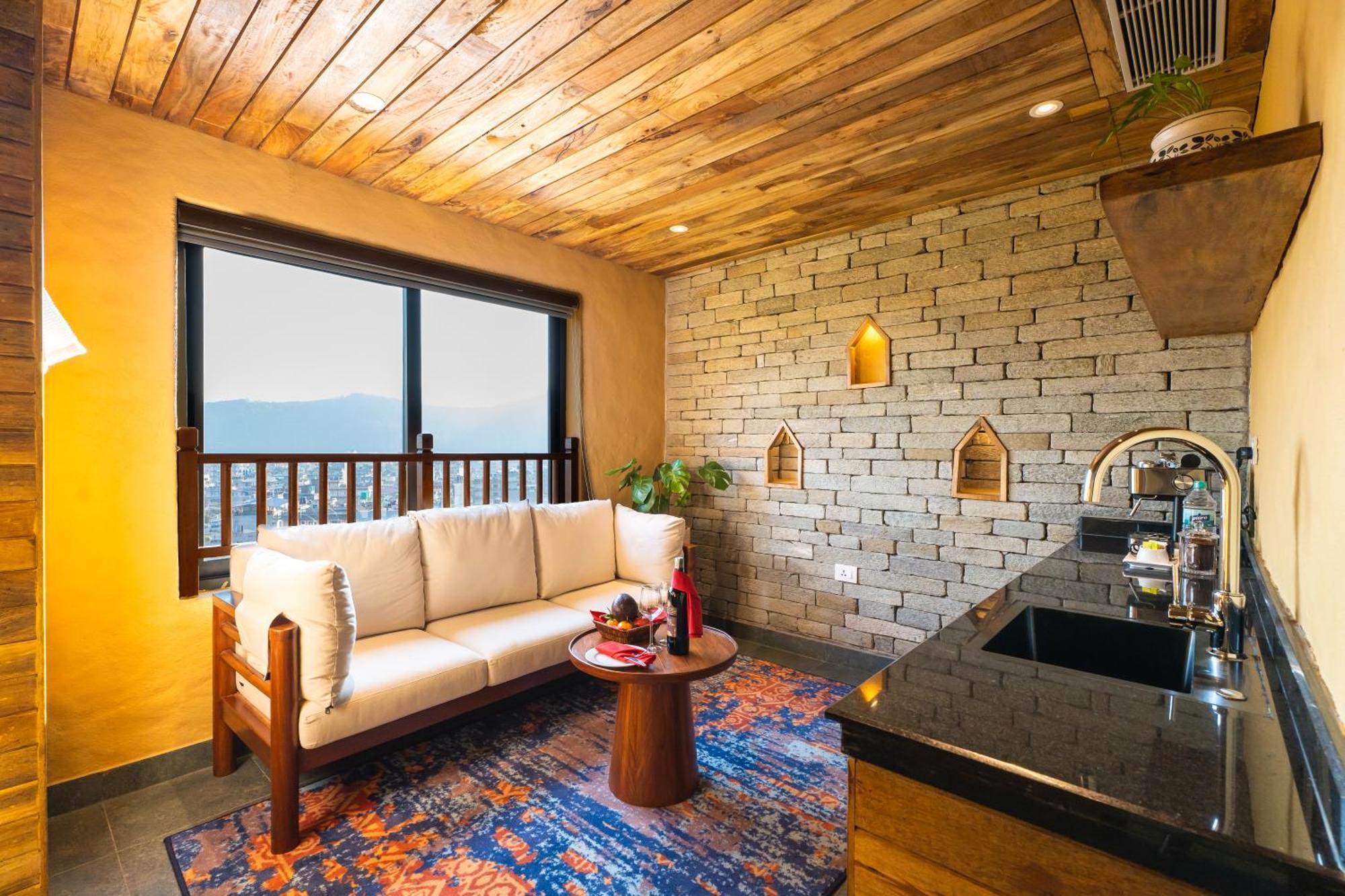 Bar Peepal Resort Покхара Екстер'єр фото A living room in a typical apartment